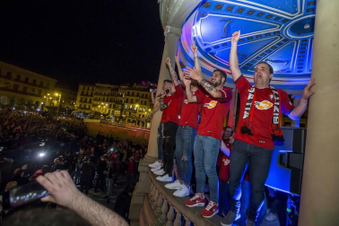 La afición y los jugadores de Osasuna celebran el ascenso a Primera División en la Plaza del Castillo de Pamplona.