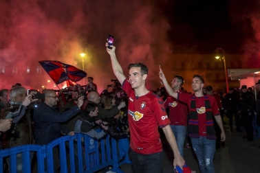La afición y los jugadores de Osasuna celebran el ascenso a Primera División en la Plaza del Castillo de Pamplona.