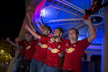 La afición y los jugadores de Osasuna celebran el ascenso a Primera División en la Plaza del Castillo de Pamplona.