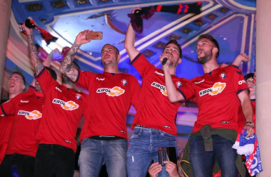 La afición y los jugadores de Osasuna celebran el ascenso a Primera División en la Plaza del Castillo de Pamplona.