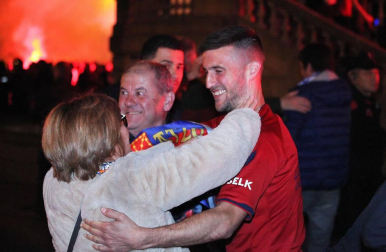 La afición y los jugadores de Osasuna celebran el ascenso a Primera División en la Plaza del Castillo de Pamplona.
