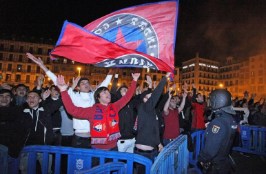 La afición y los jugadores de Osasuna celebran el ascenso a Primera División en la Plaza del Castillo de Pamplona.