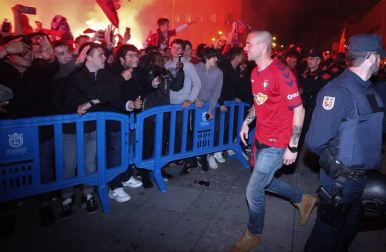 La afición y los jugadores de Osasuna celebran el ascenso a Primera División en la Plaza del Castillo de Pamplona.