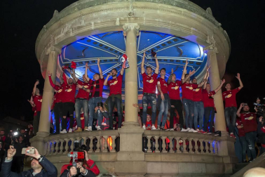 La afición y los jugadores de Osasuna celebran el ascenso a Primera División en la Plaza del Castillo de Pamplona.