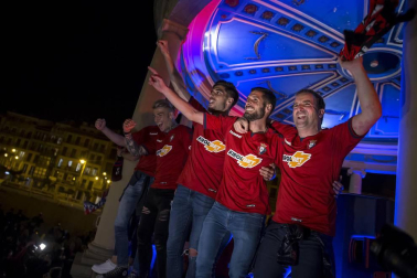 La afición y los jugadores de Osasuna celebran el ascenso a Primera División en la Plaza del Castillo de Pamplona.