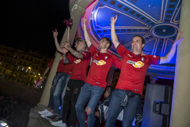 La afición y los jugadores de Osasuna celebran el ascenso a Primera División en la Plaza del Castillo de Pamplona.