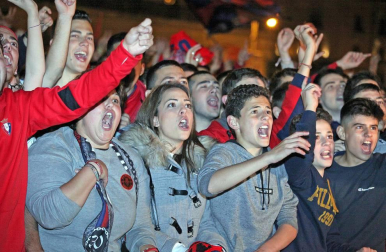 La afición y los jugadores de Osasuna celebran el ascenso a Primera División en la Plaza del Castillo de Pamplona.