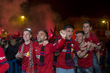 La afición y los jugadores de Osasuna celebran el ascenso a Primera División en la Plaza del Castillo de Pamplona.