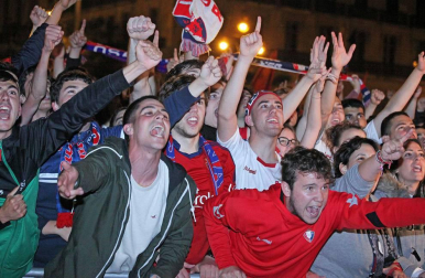 La afición y los jugadores de Osasuna celebran el ascenso a Primera División en la Plaza del Castillo de Pamplona.