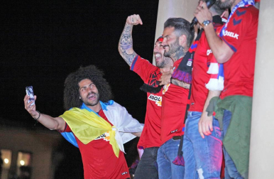 La afición y los jugadores de Osasuna celebran el ascenso a Primera División en la Plaza del Castillo de Pamplona.