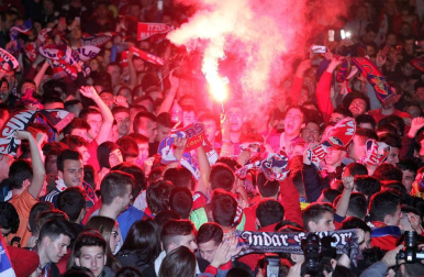La afición y los jugadores de Osasuna celebran el ascenso a Primera División en la Plaza del Castillo de Pamplona.