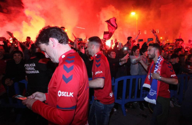La afición y los jugadores de Osasuna celebran el ascenso a Primera División en la Plaza del Castillo de Pamplona.