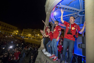 La afición y los jugadores de Osasuna celebran el ascenso a Primera División en la Plaza del Castillo de Pamplona.