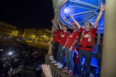 La afición y los jugadores de Osasuna celebran el ascenso a Primera División en la Plaza del Castillo de Pamplona.