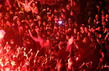 La afición y los jugadores de Osasuna celebran el ascenso a Primera División en la Plaza del Castillo de Pamplona.