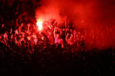 La afición y los jugadores de Osasuna celebran el ascenso a Primera División en la Plaza del Castillo de Pamplona.