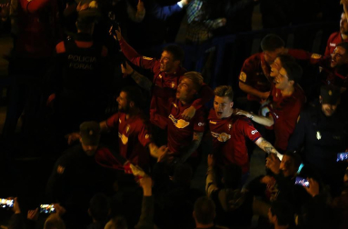 La afición y los jugadores de Osasuna celebran el ascenso a Primera División en la Plaza del Castillo de Pamplona.