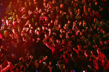 La afición y los jugadores de Osasuna celebran el ascenso a Primera División en la Plaza del Castillo de Pamplona.