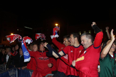 La afición y los jugadores de Osasuna celebran el ascenso a Primera División en la Plaza del Castillo de Pamplona.