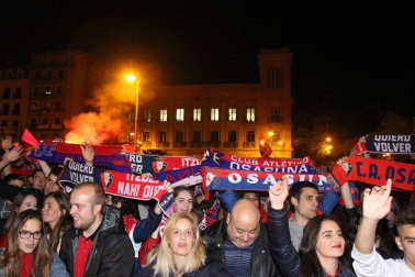 La afición y los jugadores de Osasuna celebran el ascenso a Primera División en la Plaza del Castillo de Pamplona.