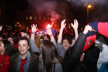 La afición y los jugadores de Osasuna celebran el ascenso a Primera División en la Plaza del Castillo de Pamplona.