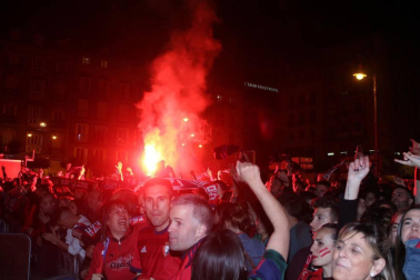 La afición y los jugadores de Osasuna celebran el ascenso a Primera División en la Plaza del Castillo de Pamplona.