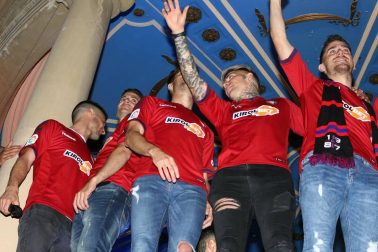 La afición y los jugadores de Osasuna celebran el ascenso a Primera División en la Plaza del Castillo de Pamplona.