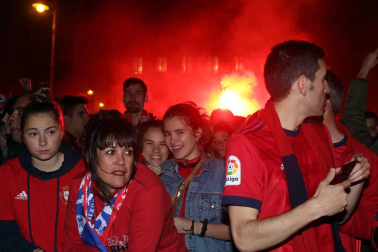 La afición y los jugadores de Osasuna celebran el ascenso a Primera División en la Plaza del Castillo de Pamplona.