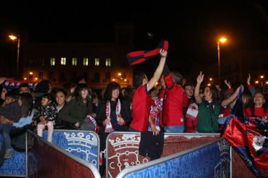 La afición y los jugadores de Osasuna celebran el ascenso a Primera División en la Plaza del Castillo de Pamplona.