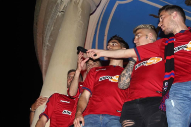La afición y los jugadores de Osasuna celebran el ascenso a Primera División en la Plaza del Castillo de Pamplona.