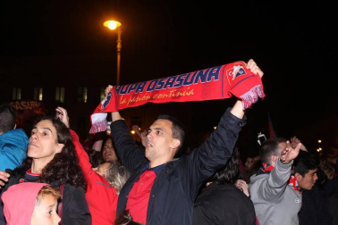 La afición y los jugadores de Osasuna celebran el ascenso a Primera División en la Plaza del Castillo de Pamplona.