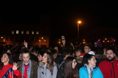 La afición y los jugadores de Osasuna celebran el ascenso a Primera División en la Plaza del Castillo de Pamplona.