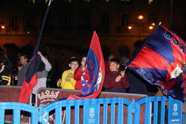 La afición y los jugadores de Osasuna celebran el ascenso a Primera División en la Plaza del Castillo de Pamplona.
