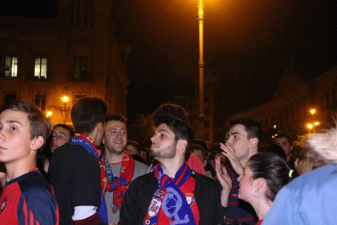 La afición y los jugadores de Osasuna celebran el ascenso a Primera División en la Plaza del Castillo de Pamplona.