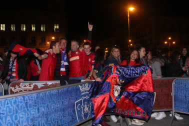 La afición y los jugadores de Osasuna celebran el ascenso a Primera División en la Plaza del Castillo de Pamplona.