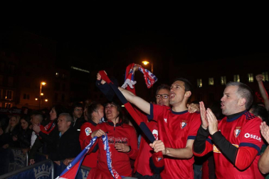 La afición y los jugadores de Osasuna celebran el ascenso a Primera División en la Plaza del Castillo de Pamplona.