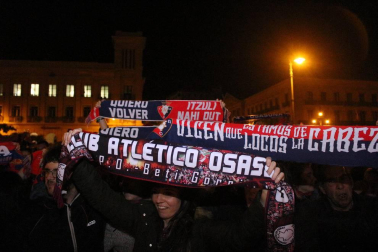 La afición y los jugadores de Osasuna celebran el ascenso a Primera División en la Plaza del Castillo de Pamplona.