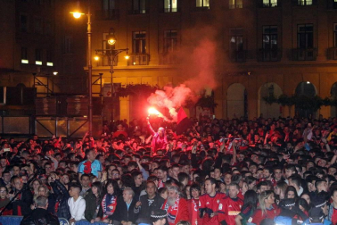 La afición y los jugadores de Osasuna celebran el ascenso a Primera División en la Plaza del Castillo de Pamplona.