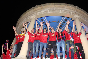 La afición y los jugadores de Osasuna celebran el ascenso a Primera División en la Plaza del Castillo de Pamplona.