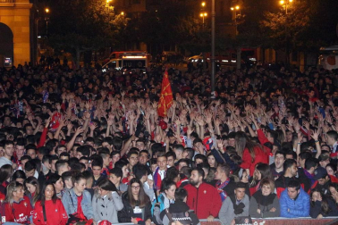 La afición y los jugadores de Osasuna celebran el ascenso a Primera División en la Plaza del Castillo de Pamplona.