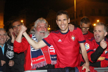 La afición y los jugadores de Osasuna celebran el ascenso a Primera División en la Plaza del Castillo de Pamplona.