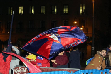 La afición y los jugadores de Osasuna celebran el ascenso a Primera División en la Plaza del Castillo de Pamplona.