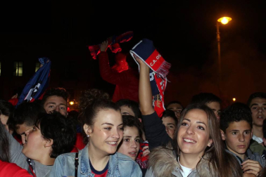 La afición y los jugadores de Osasuna celebran el ascenso a Primera División en la Plaza del Castillo de Pamplona.