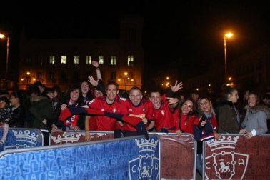 La afición y los jugadores de Osasuna celebran el ascenso a Primera División en la Plaza del Castillo de Pamplona.