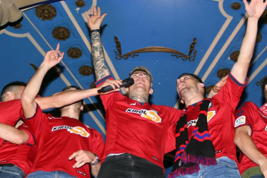 La afición y los jugadores de Osasuna celebran el ascenso a Primera División en la Plaza del Castillo de Pamplona.