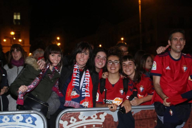 La afición y los jugadores de Osasuna celebran el ascenso a Primera División en la Plaza del Castillo de Pamplona.