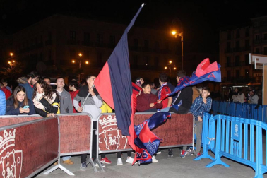 La afición y los jugadores de Osasuna celebran el ascenso a Primera División en la Plaza del Castillo de Pamplona.