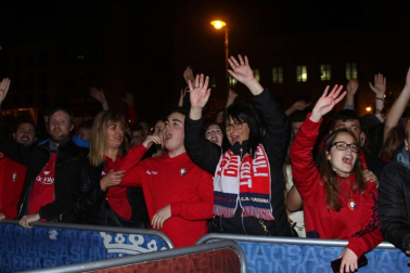 La afición y los jugadores de Osasuna celebran el ascenso a Primera División en la Plaza del Castillo de Pamplona.
