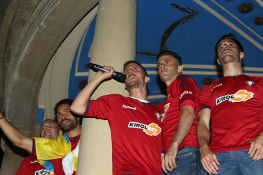 La afición y los jugadores de Osasuna celebran el ascenso a Primera División en la Plaza del Castillo de Pamplona.