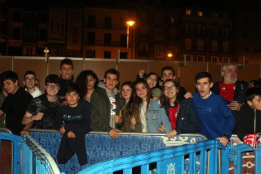 La afición y los jugadores de Osasuna celebran el ascenso a Primera División en la Plaza del Castillo de Pamplona.